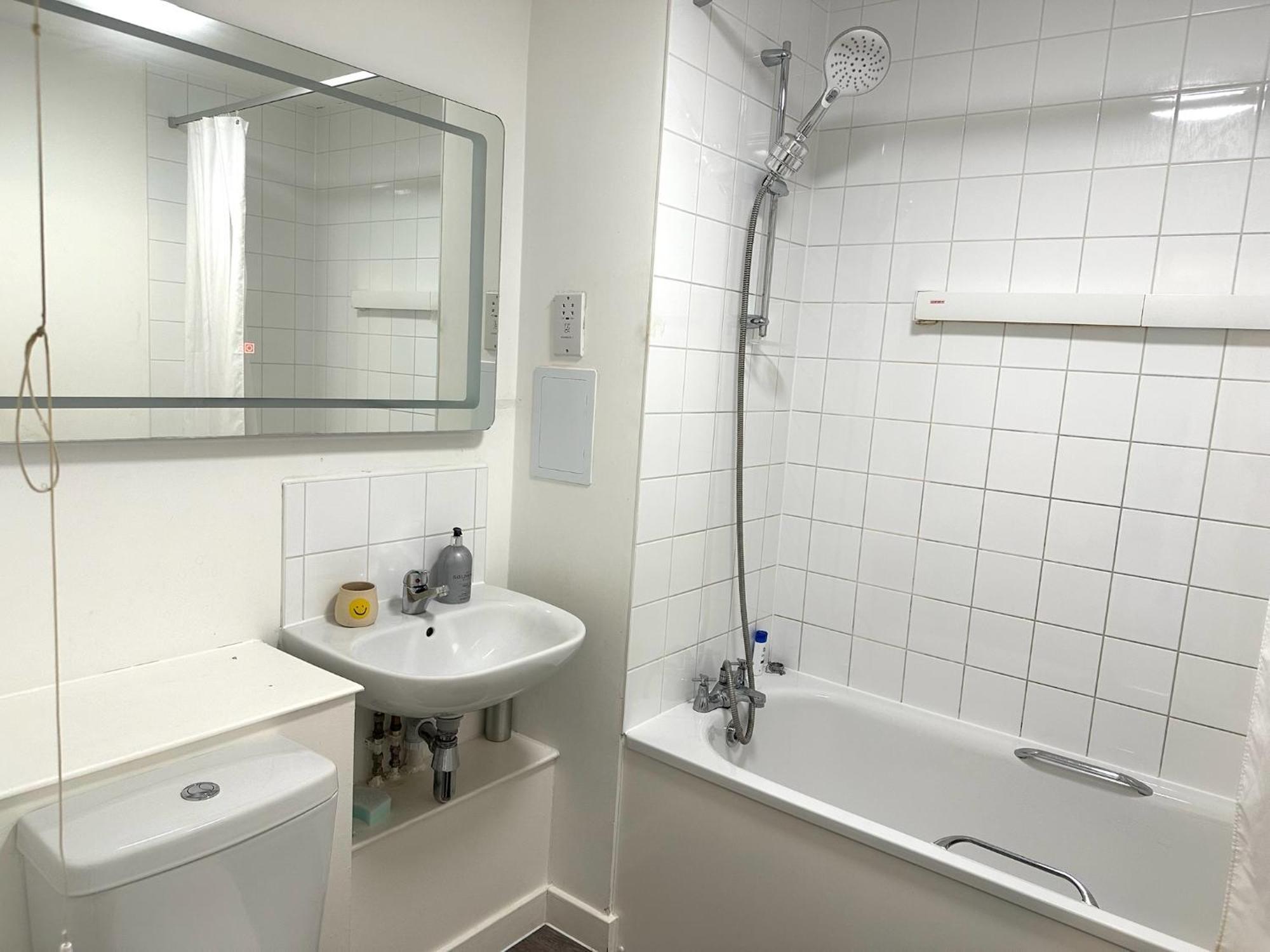 Brixtons Stylish Cove With Balcony * Londen